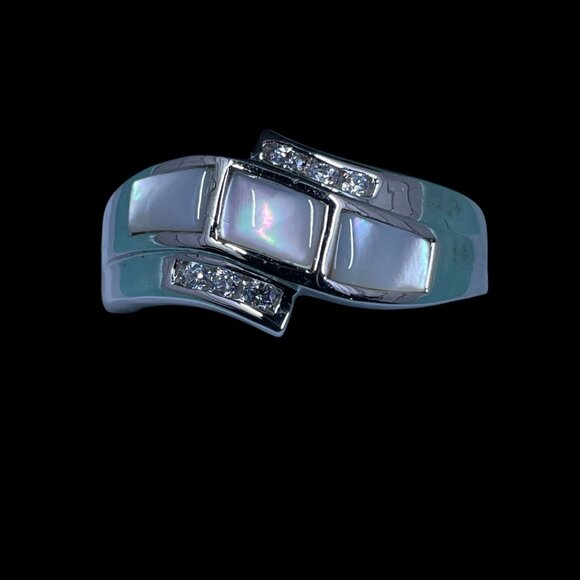 Lia Sophia Mother Of Pearl Ring Silver Tone Crystal Accent Modern Minimalist Chi - Picture 3 of 9